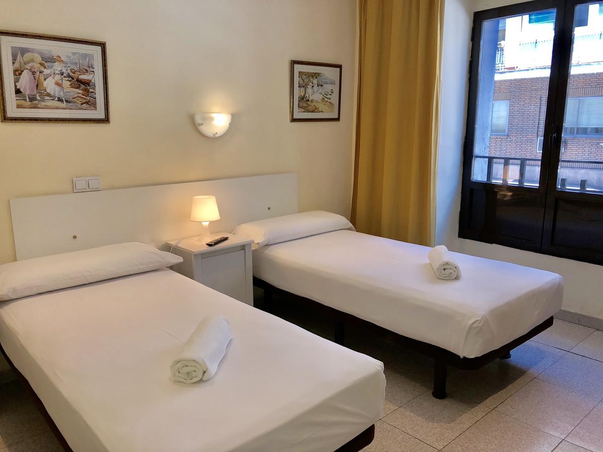 Hostal Arriaza Madrid Bagian luar foto