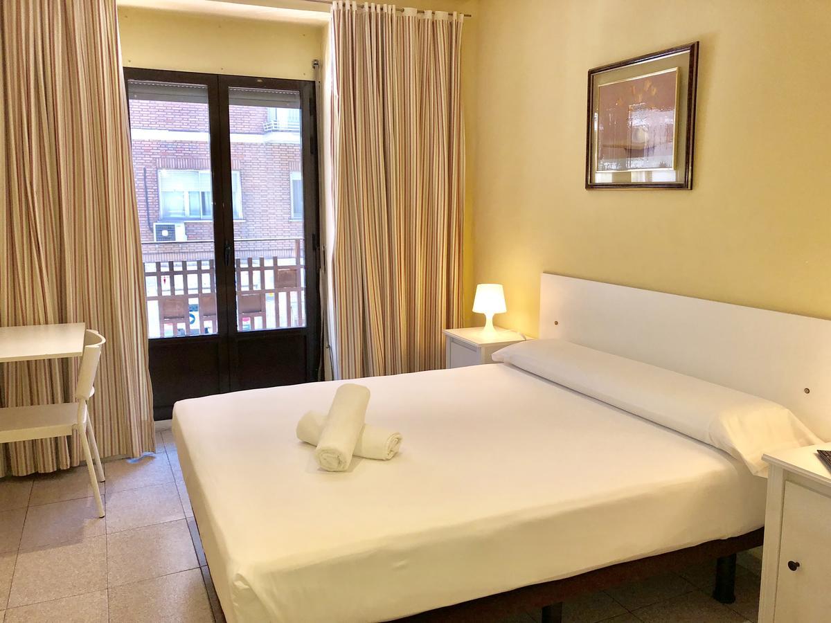 Hostal Arriaza Madrid Bagian luar foto