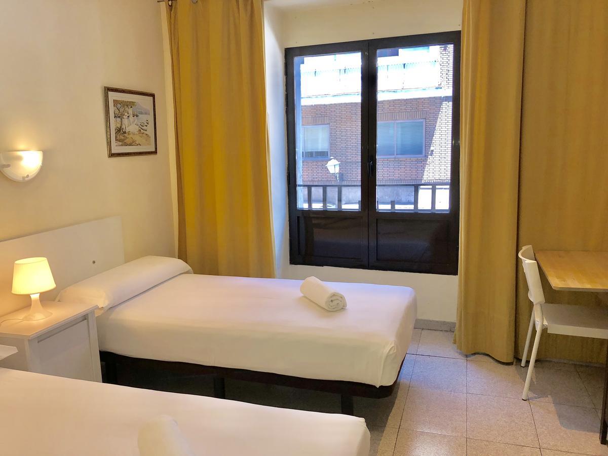 Hostal Arriaza Madrid Bagian luar foto