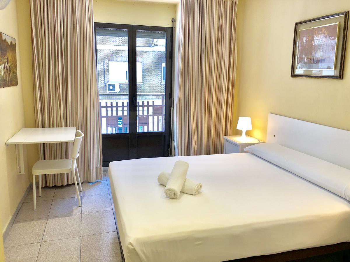 Hostal Arriaza Madrid Bagian luar foto