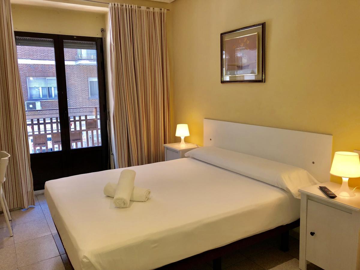 Hostal Arriaza Madrid Bagian luar foto