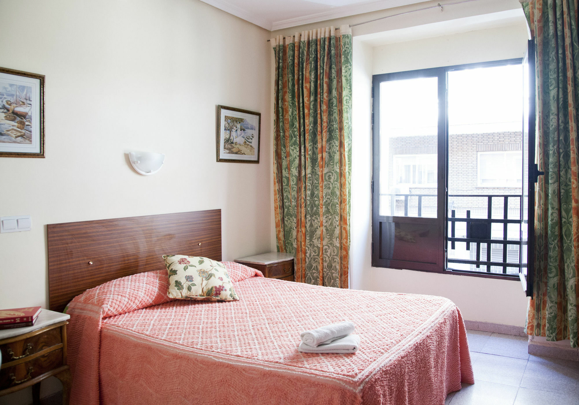 Hostal Arriaza Madrid Bagian luar foto